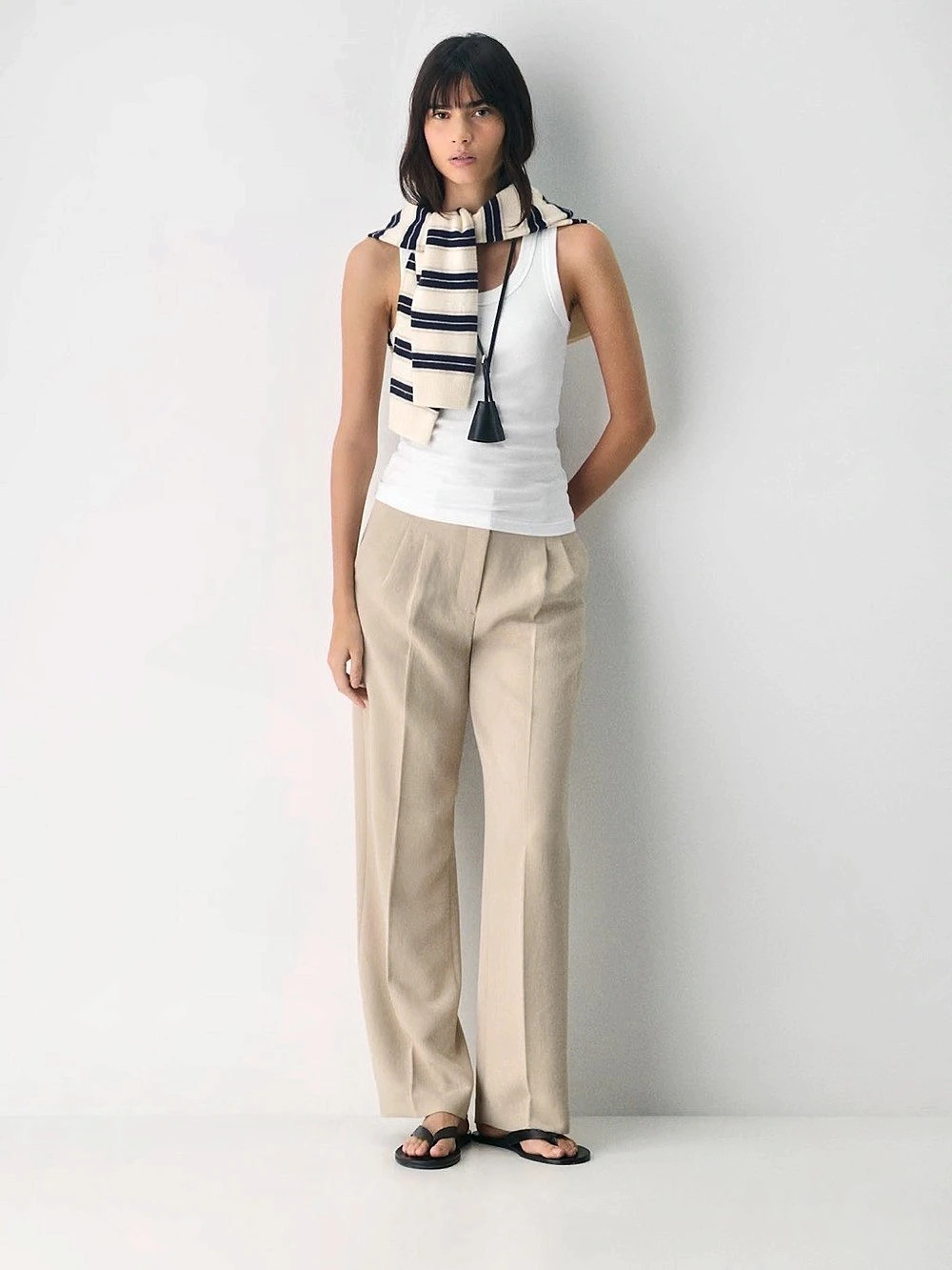 Aritzia
The Effortless Pant™ - Crepette™ SHORT jn marcona beige